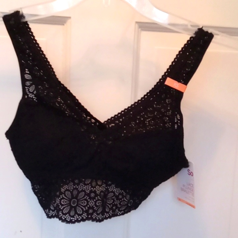 NWT.  BLACK LACE STRETCH PLUNGE BRALETTE BY SO.  BEAUTIFUL LACE.  XS